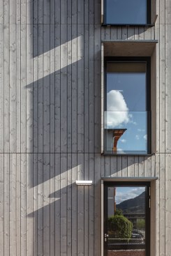 facade detail / The windows were framed to give them depth in a flat facade.