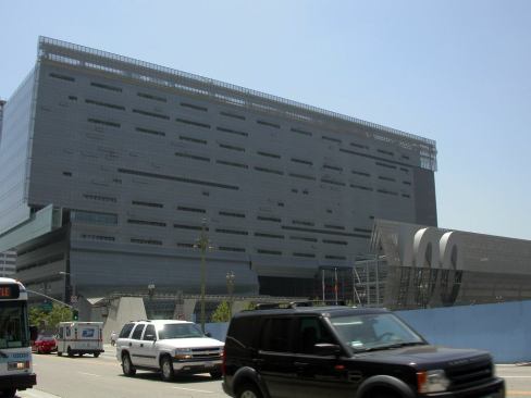 Fa&ccedil;ade of the CalTrans building, by Morphosis Architects.