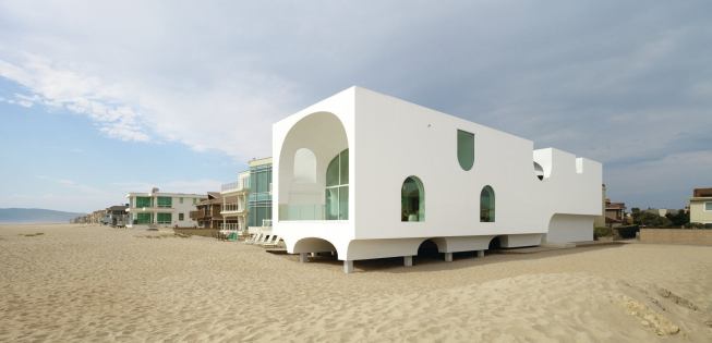 The house’s smooth white form is achieved using GrailCoat on the exterior—the elastomeric, cementitious membrane doesn’t require control joints or metal flashing.