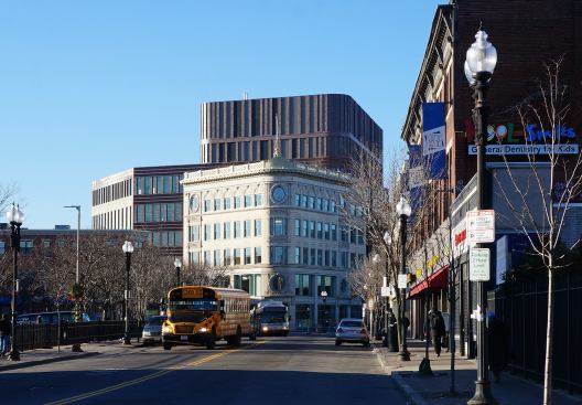 The northeast corner of the Bolling building, which features the restored fa&ccedil;ade of the 1895 Ferdinand furniture store.