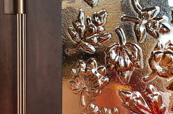 Detail of cast glass doors to the Senate Chamber feature the leaf patterns of 10 maple leaf trees.