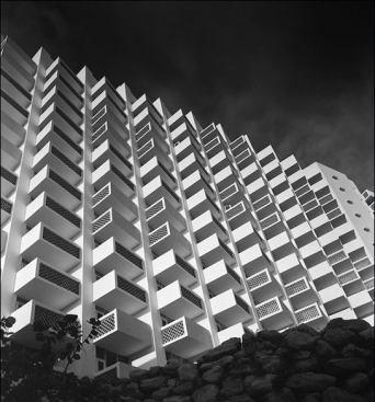 The Americana Hotel in Miami Beach, Fla., by Morris Lapidus. The voids in the fa&ccedil;ade may have inspired the later Nakagin Capsule Tower by Metabolist architect Kisho Kurokawa.