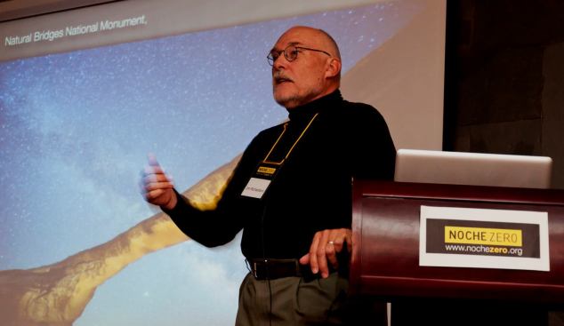 National Geographic photographer Jim Richardson speaking at Noche Zero.