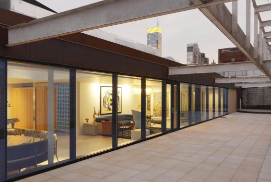 Sheltered by its building&iacute;s historic parapet wall, this rooftop apartment includes a large, private outdoor space in the heart of Manhattan.