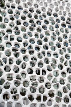 The tiles’ biomimetic pattern derive from a quasicrystalline, or penrose, grid and are hung using the studio's clustering system, which it calls Mega Panels. The hospital&nbsp; fa&ccedil;ade comprises 509 Mega Panel clusters.