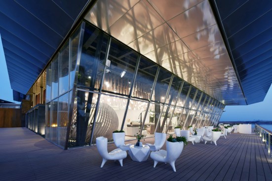 Exterior and interior play with the serenity of the environment