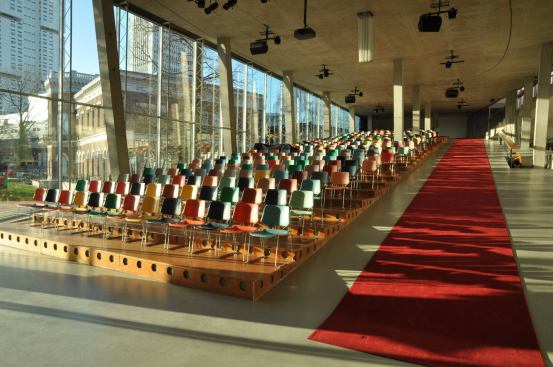 The circulation ramp leads visitors through the auditorium. The renovation updated the curtainwalls with high-performance glazing and added a separate entrance to the auditorium.