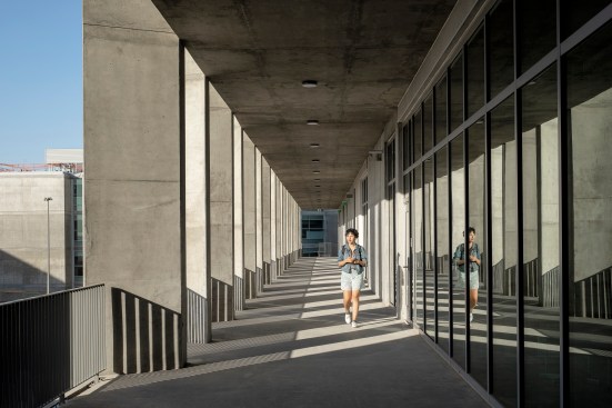 As a shading device that is sculptural, the brise-soleil extends to the upper floors as the building’s primary circulation, supporting building efficiency and promoting wellness.