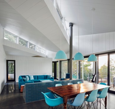 View from diningroom looking toward the livingroom with screenporch beyond