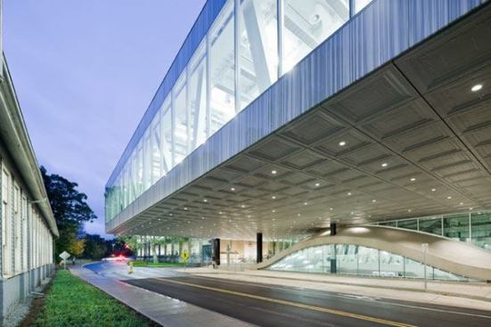 The glow created by lighting the upper floor plate contrasts with the light levels of the pedestrian plaza below.