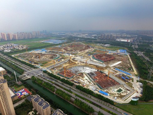 Suzhou Industrial Park Sport CenterProjektart: Internationaler Wettbewerb 2013 - 1. Preis3 Stadiengebaeude: offenes Stadion, Gymnasium, Natatorium. Die Stadien sind auf erhoehte Sockel gestellt, zwischen denen Landschaftsbereiche und Wasserflaechen liegen. Von diesen aus werden die oeffentlichen Bereiche im Erdgeschoss erschlossen. Die von aussen zu den Stadien ansteigenden Flaechen sind mit fuer die Oeffentlichkeit zugaenglichen Sportfeldern belegt.Entwurf: Meinhard von Gerkan und Nikolaus Goetze mit Magdalene Weiss Partner: Nikolaus GoetzeAssoziierter Partner: Magdalene WeissProjektleiter Wettbewerb: Sebastian Schmidt, Sui Jinying, Yan Lüji Projektleiter Ausführung: Lvji YanBauherr: Suzhou Industrial Park Sports Industry Development Co., LTD.BGF-Daten: 421.040 m²