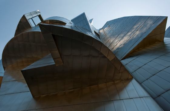 Fa&ccedil;ade from below.