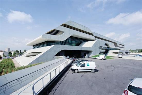 On+the+south+face+of+Pierresvives%2c+concrete+volumes+project+at+different+depths+from+the+building%27s+flank.+Each+volume%2c+including+a+loading+dock%2c+is+separated+by+a+ribbon+of+aluminum+brise-soleil.