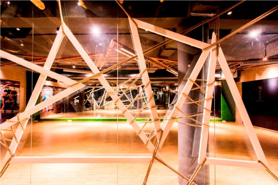 TRIANGILATED
Metal frames interlaced with ropes for a dramatic effect
