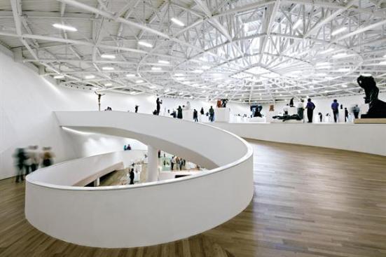 A curving ramp leads from the seventh floor to the cavernous eighth-floor gallery. A venue for showcasing Slim's large collection of Rodin and Dal? sculptures, the gallery is the only publicly accessible space in the museum with natural daylight, which filters in through a skylight.