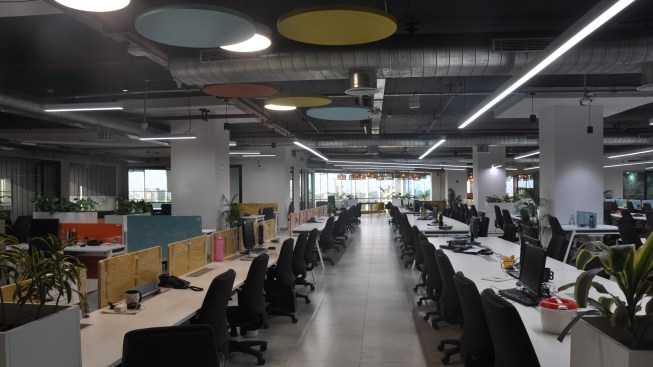 OPEN CEILING & WORKSTATIONS WITH LOW HEIGHT SCREEN (OPENNES & PRIVACY)