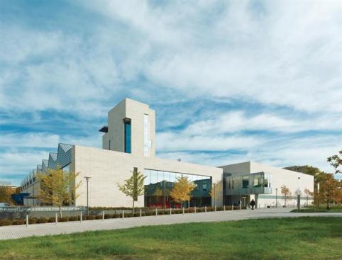 The+southern+fa%c3%a7ade+is+the+public+face+for+the+residential+communities+on+Chicago%e2%80%99s+South+Side.+An+entrance+underneath+the+projecting+glass-and-metal+volume+leads+to+a+lobby+from+which+the+performance+venues+can+be+accessed.