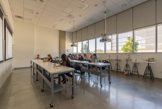 More active programs, including art studios and the lecture hall, are located on the ground floor, adding vibrancy along the brise-soleil and quad and encouraging interaction between students, faculty, and staff.