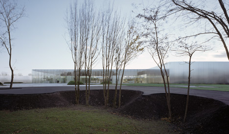 Louvre-Lens exterior.