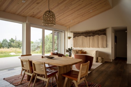 Dining Room & Lounge