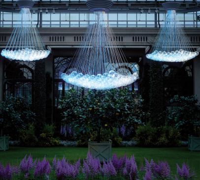 In the Orangery area of the garden’s Grand Conservatory, Munro’s installation Snowballs comprises six chandeliers—grouped in threes—that hang above the lawns to each side of the main conservatory walkway. Each chandelier measures more than 9 feet in diameter and is composed of 127 individually hand-blown glass spheres.