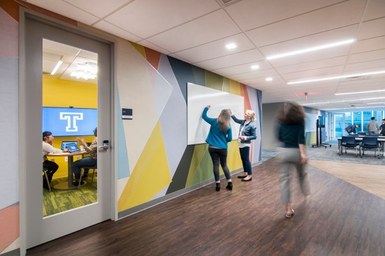 The enclosed meeting enclave and impromptu open huddle space at a nearby flex zone in the 
Trinity Innovation Center.
