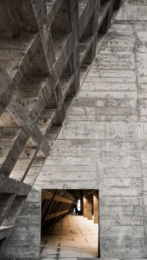 Cantilever concrete staircase