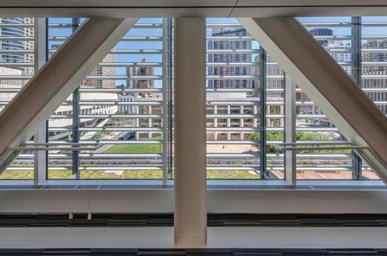 A+view+through+the+structural+trusses.