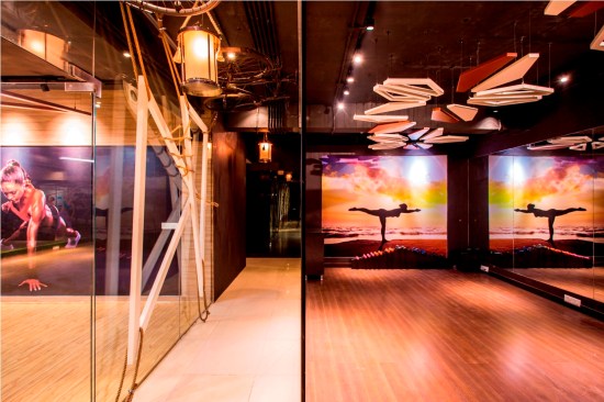  LINE OF CONTROL
A glass partition separating the passage from the studio—a study in modern retail design.