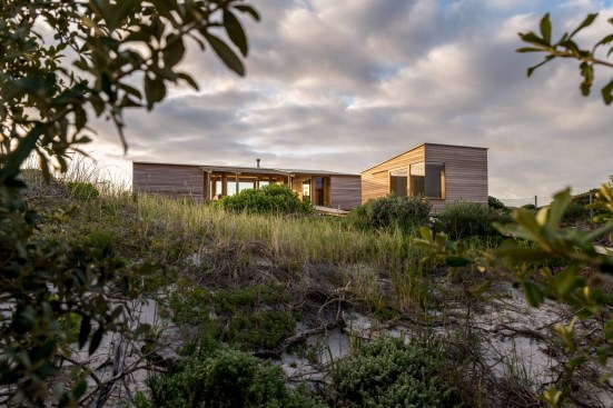 The siting of the volumes have been carefully placed within the site, taking into account the existing
contours