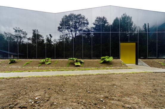 Another look at the fa&ccedil;ade, with its glazing reflecting the surrounding landscape.