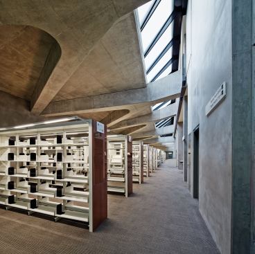 Concrete trusses support the roof of the library, which extends under a lawn on the structure’s south side.