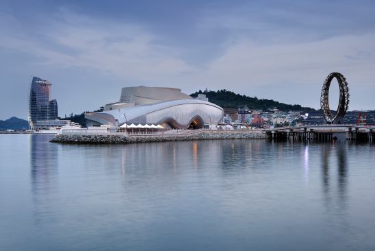 The kinetic façade of One Ocean, the Theme Pavilion by Vienna-based Soma, comprises 108 lamellas.