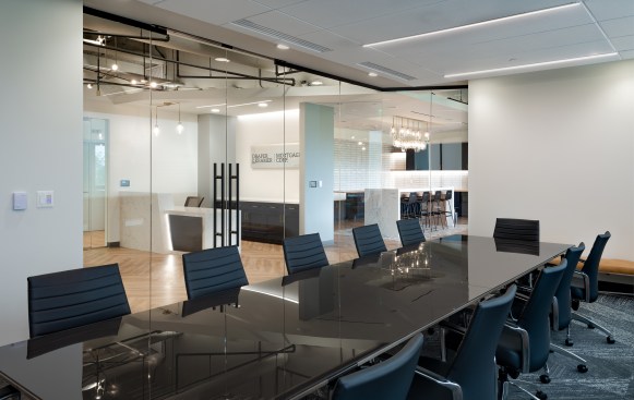 The industrial chic space mixes modern and industrial elements with refined finishes and an open layout. 