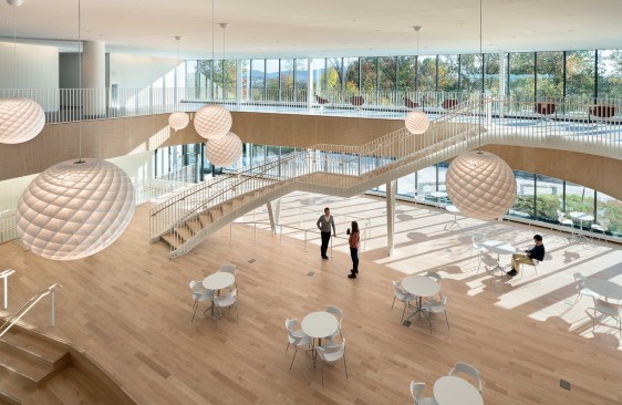 The atrium inside the SLAM-designed 180,000-SF, six-story facility for the Drexel University 
College of Medicine at Tower Health in Wyomissing, Pennsylvania.