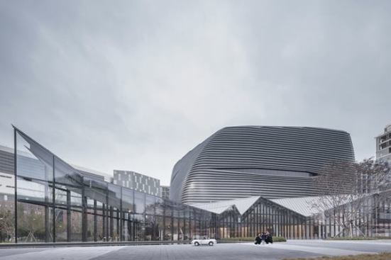 The+gallery+has+to+do+more+than+showcase+model+apartments%2c+it+also+serves+as+a+civic+structure%2c+with+a+plaza+to+attract+area+residents.