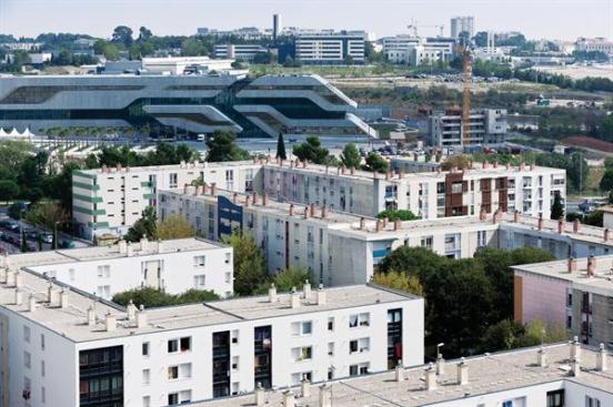 Pierresvives+serves+as+an+architectural+bridge+between+the+center+of+Montpellier+and+the+outyling+community+of+La+Paillade%2c+with+its+25%2c000+residents%2c+many+of+whom+live+in+public+housing.+Some+900+new+apartments+are+being+constructed+around+Hadid%27s+concrete-and-glass+structure.