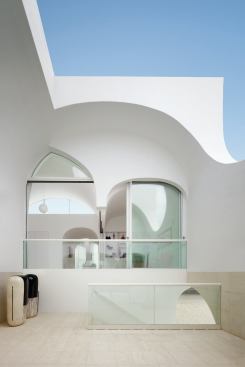 The home’s central courtyard has direct access to the beach via a side staircase.