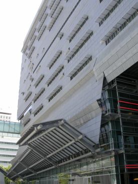 Fa&ccedil;ade of the CalTrans building, by Morphosis Architects.