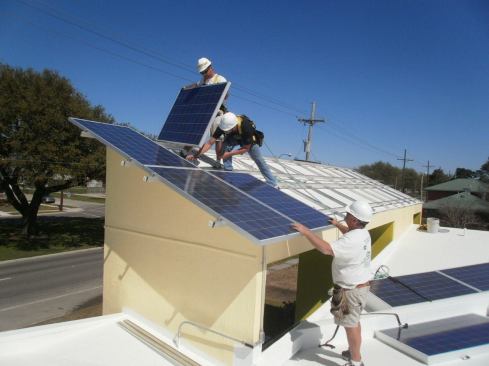 The lot on which the Sunshower SSIP model sits runs North-South, so the design allowed for solar panels—mounted above the house’s front fa&ccedil;ade and tilted at a 30-degree angle—to have maximum exposure to sunlight.