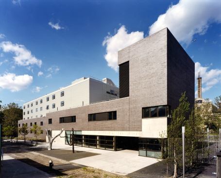On+the+campus+side+of+the+building%2c+a+long+bar+houses+double-height+project+studios.