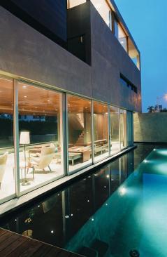 The homes serene atmosphere belies its busy urban location.