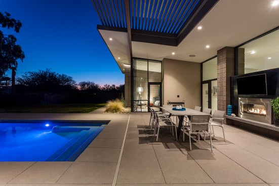 A steel trellis is integrated into the roof at the main patio to bring light and shadows to the outdoor 
living space below while still protecting from intense sun. 