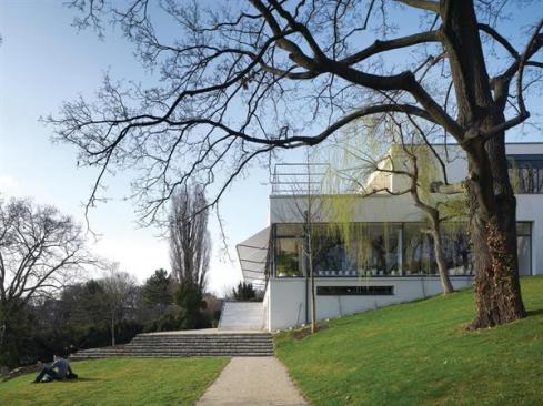 The+house+steps+down+the+hillside%2c+revealing+three+living+levels+as+well+as+a+shaded+porch+on+the+garden+fa%c3%a7ade.