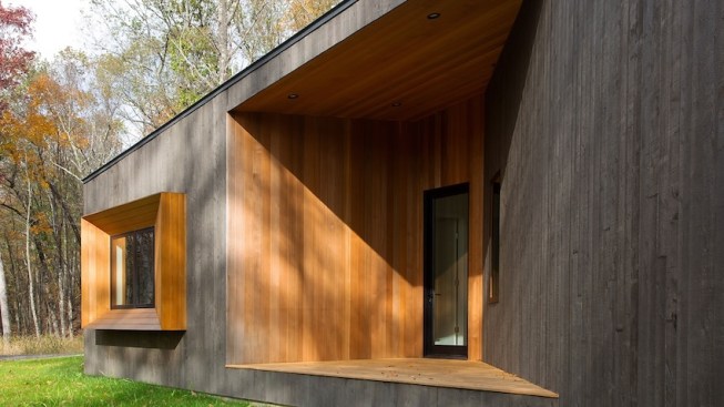 Strategic placements of stained STK cedar highlight a series of carvings into and projections from the building’s structure that bridge the relationship between indoor and outdoor living.
