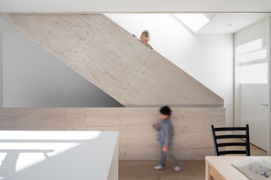 Interior finishings are intentionally spare and monochromatic with simple modern detailing to
allow family life and personal posessions to take centre stage