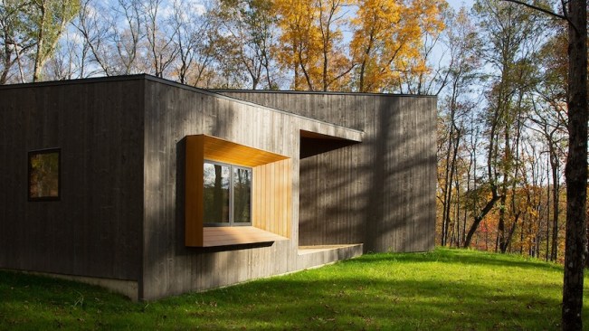A masterpiece of dimensions, the 2,750 square foot property is designed with an arrangement of
volumes that gracefully split, rotate, and converge.