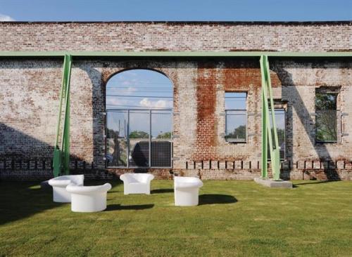 At the western edge of the site stand the reinforced brick walls of one of the site?s historic structures. No longer enclosed, the planted area serves as outdoor gallery and gathering space.