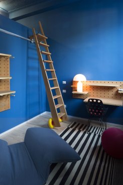 Blue studio with movable ladder and POI modular system and Atollo lamp
