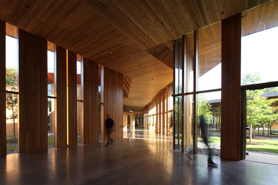 Corridor. The height of a ceiling that corresponds to the mound of a site is 2540 ~ 5690